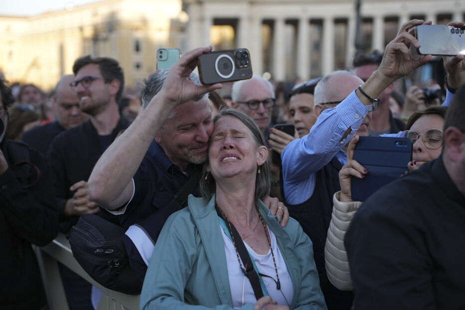 Fiéis festejam após o anúncio do Papa Leão XIV no Vaticano