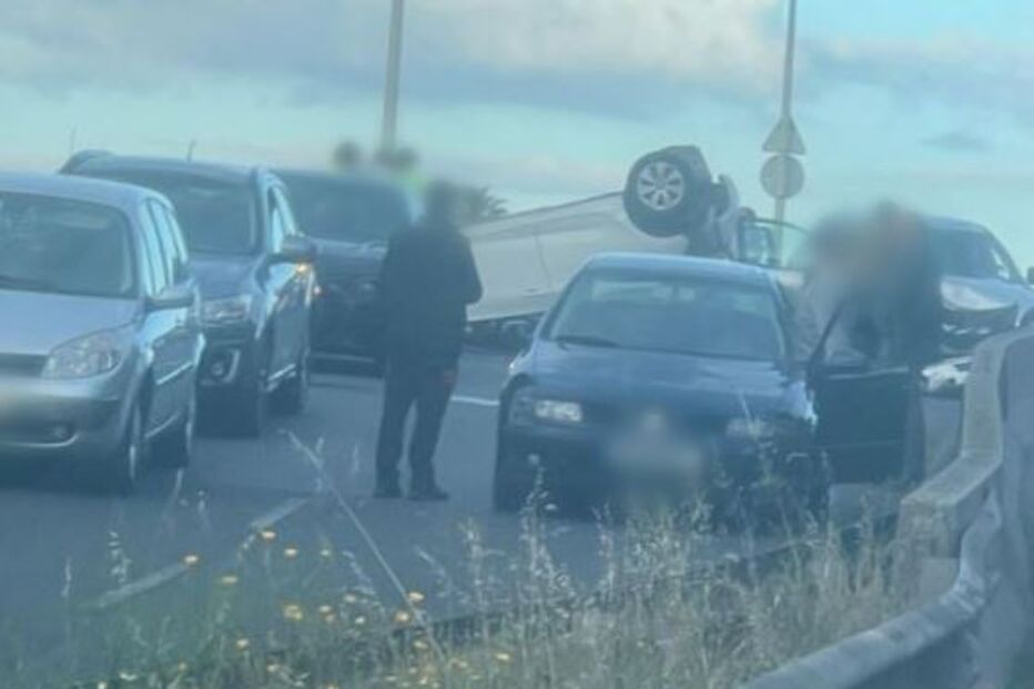 Um ferido em colisão com cinco carros em Lisboa