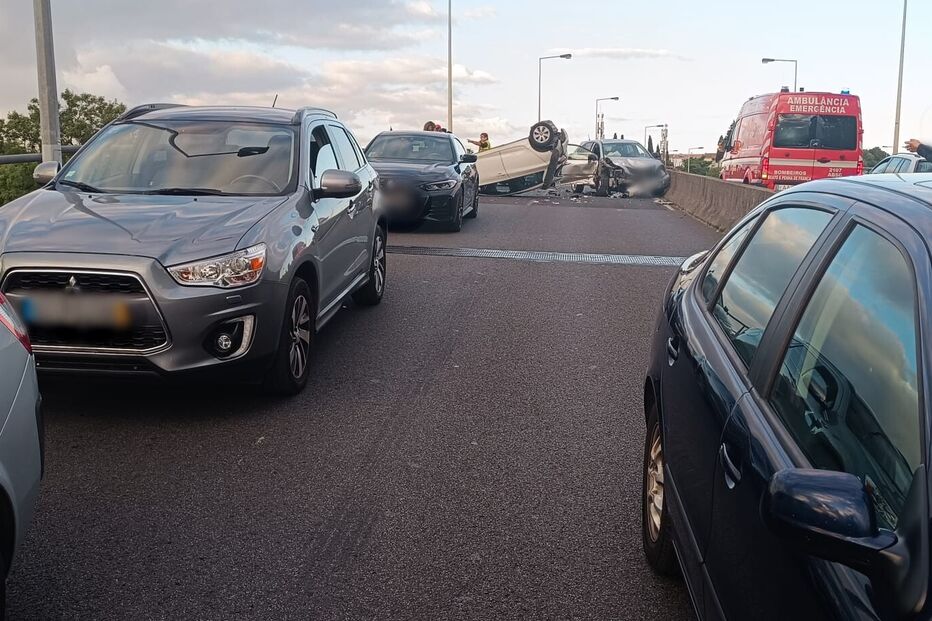 Um ferido em colisão com cinco carros em Lisboa