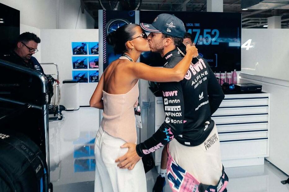 Pierre Gasly e Kika Cerqueira Gomes aos beijos