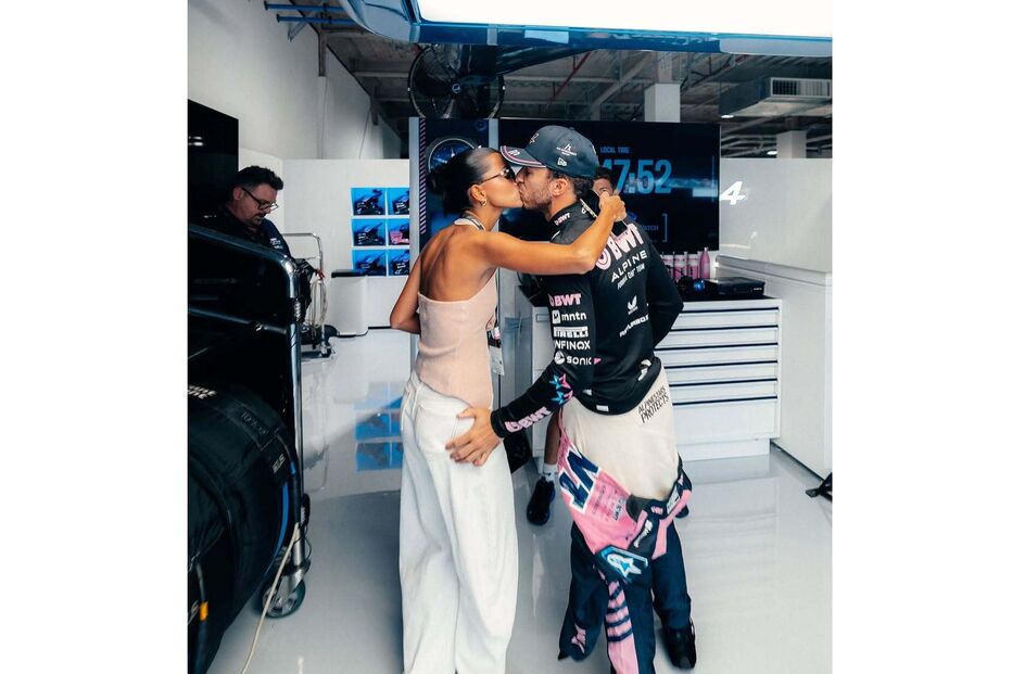 Pierre Gasly e Kika Cerqueira Gomes aos beijos
