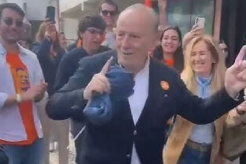 Santana Lopes a dançar