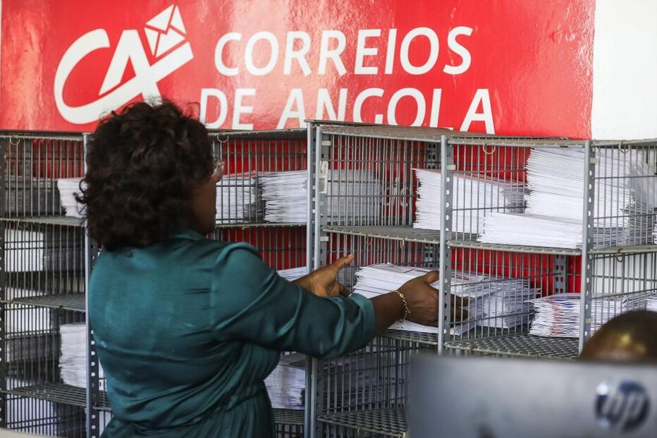 Centenas de boletins para voto postal aguardam eleitores nos Correios de Angola 