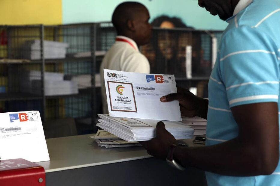 Centenas de boletins para voto postal aguardam eleitores nos Correios de Angola 