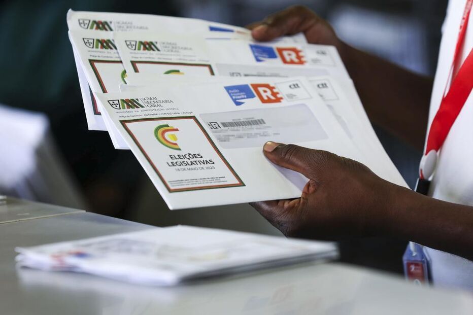 Centenas de boletins para voto postal aguardam eleitores nos Correios de Angola 