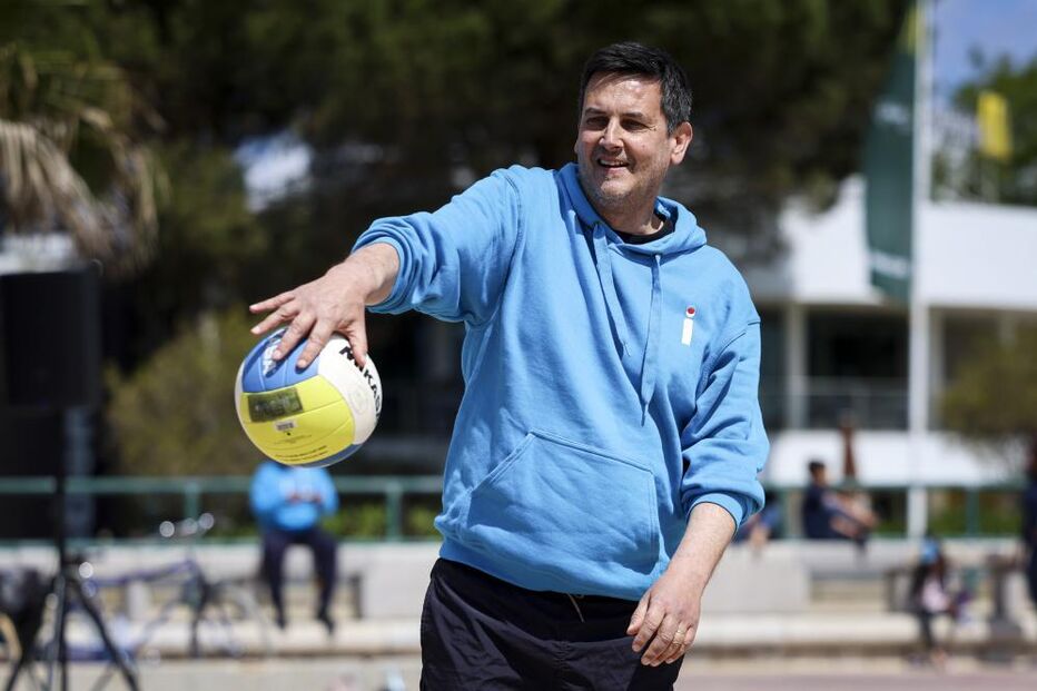 Rui Rocha joga voleibol durante campanha eleitoral na praia de Santo Amaro de Oeiras