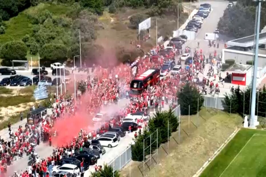 Autocarro do Benfica parte do Seixal em direção ao Estádio da Luz