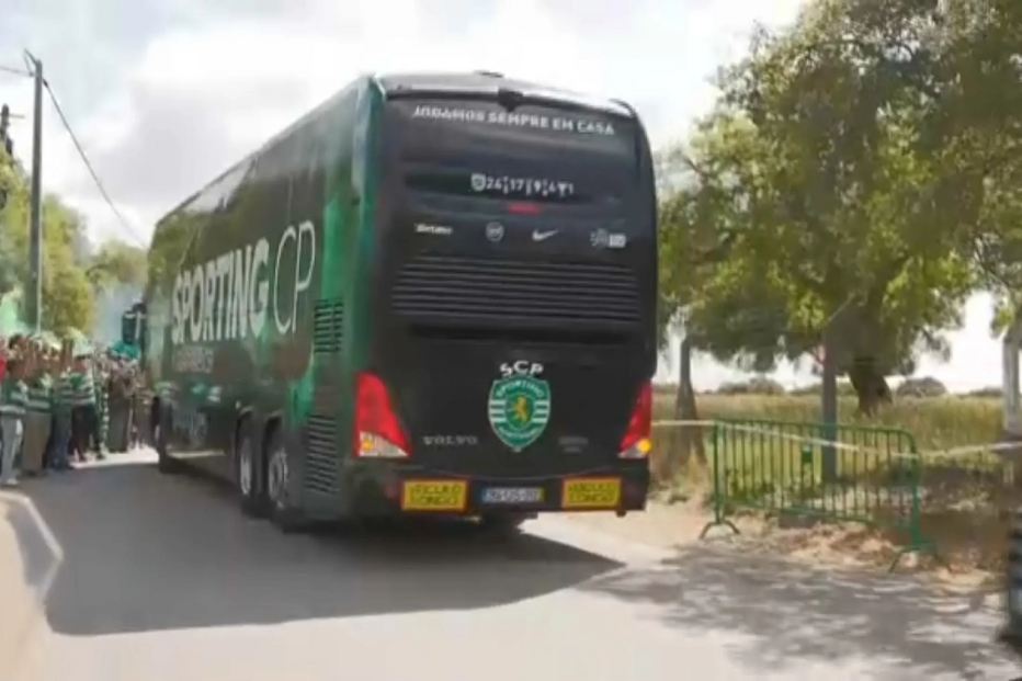 Autocarro do Sporting parte em direção ao Estádio da Luz