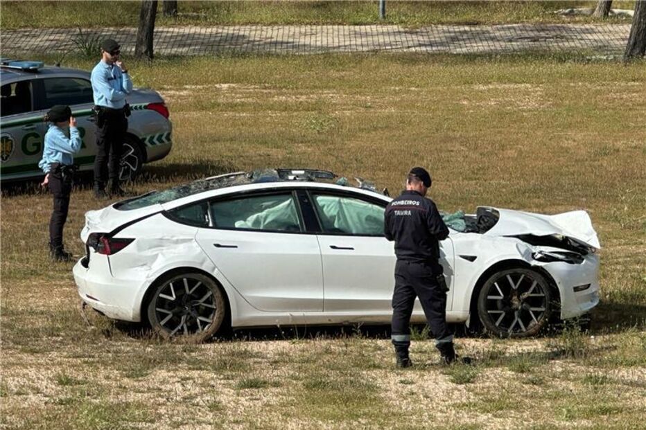 Perícias da GNR ao carro acidentado em Tavira