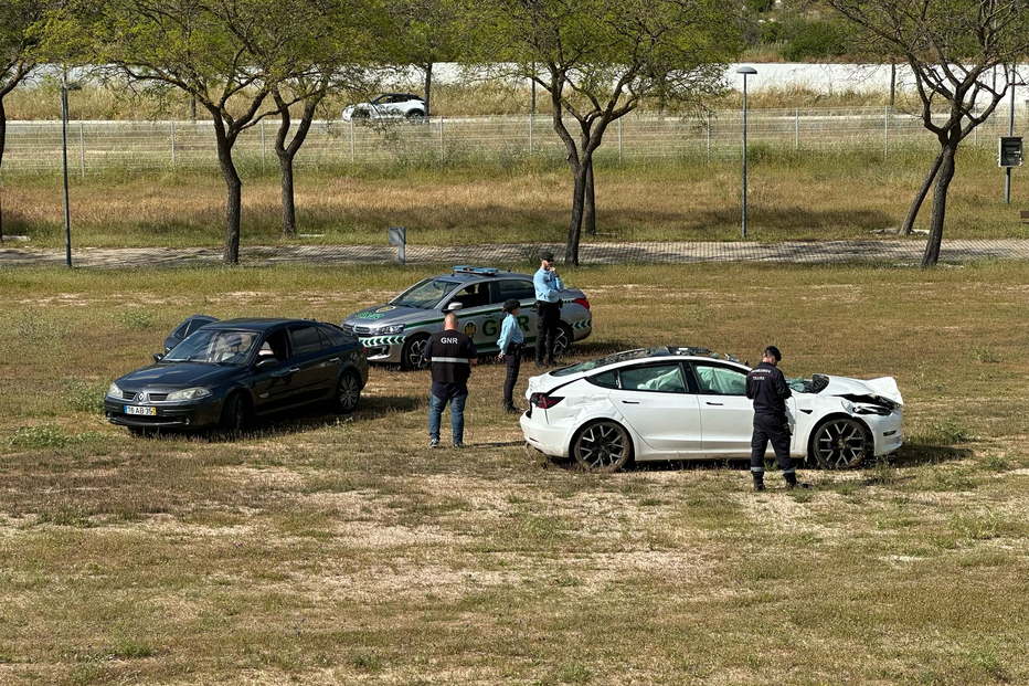 Perícias da GNR ao carro acidentado em Tavira