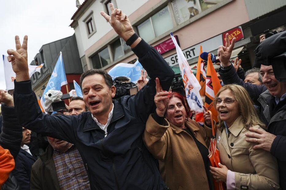 Luís Montenegro e Ana Paula Martins em arruada em Chaves