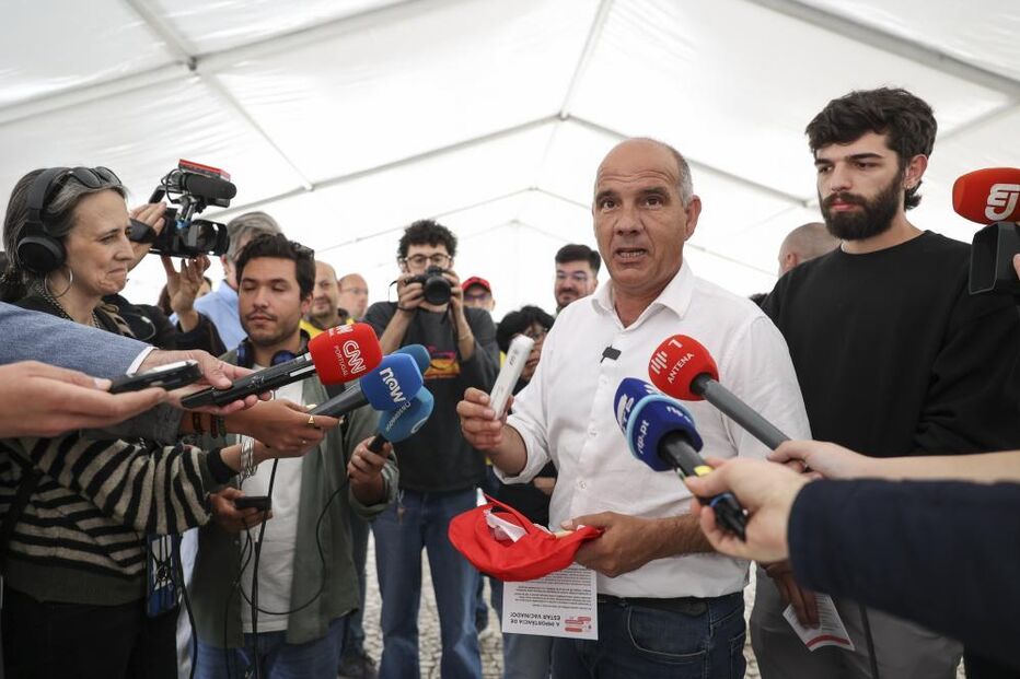 Paulo Raimundo em campanha na Gare do Oriente