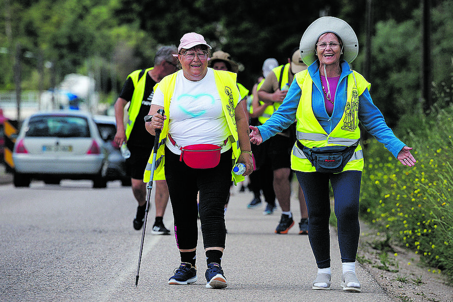 Peregrinos caminham felizes