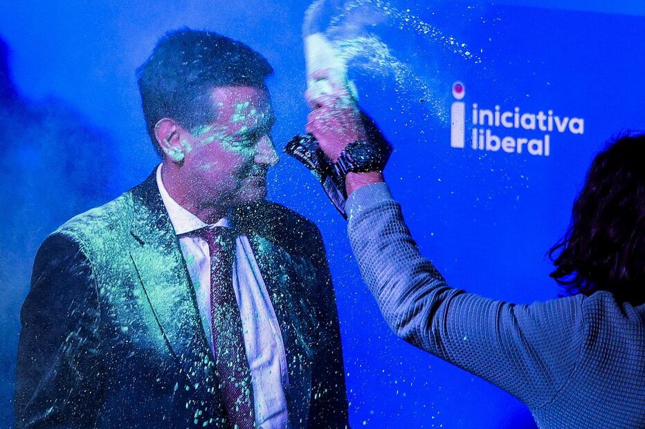 Rui Rocha atingido com tinta verde em comício