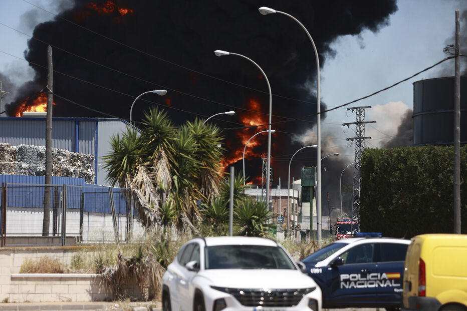 Incêndio deflagra em armazém de distribuição de produtos químicos em Sevilha