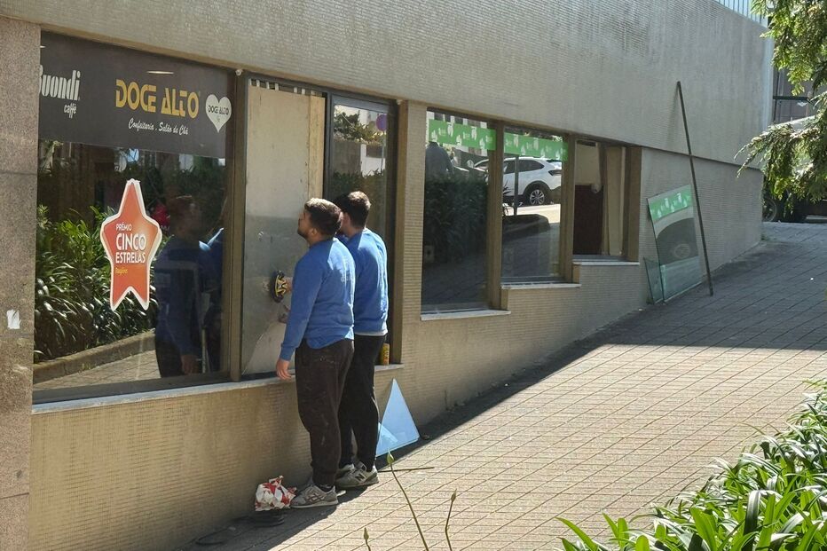 Seis jovens com carapuço e máscaras cirúrgicas assaltam pastelaria no Porto