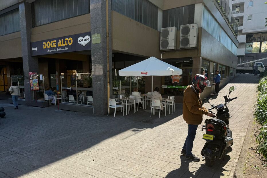 Seis jovens com carapuço e máscaras cirúrgicas assaltam pastelaria no Porto