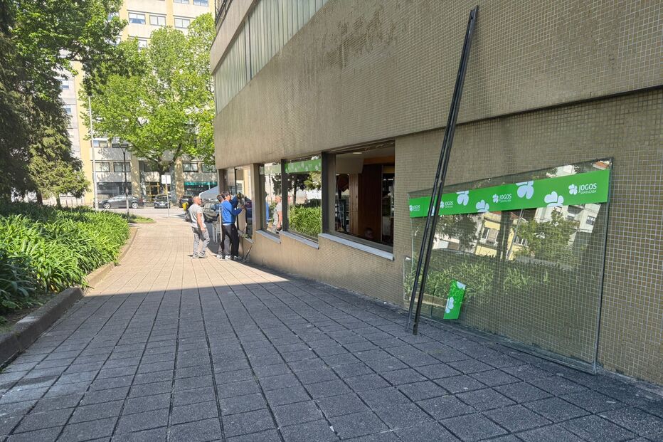 Seis jovens com carapuço e máscaras cirúrgicas assaltam pastelaria no Porto