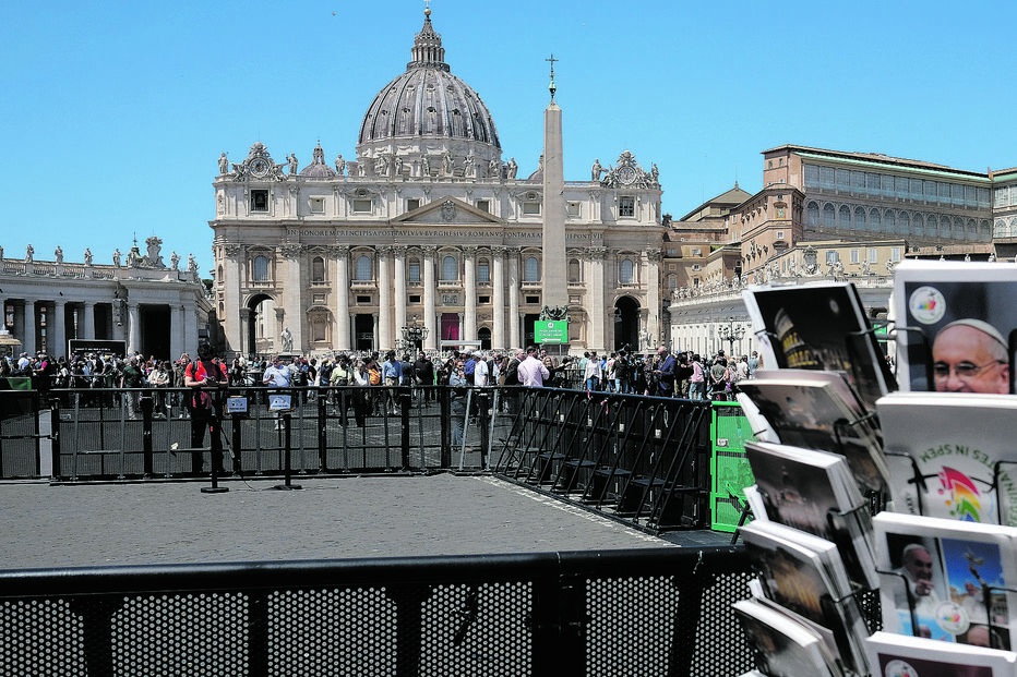 Comerciantes e turistas estão desolados com a ausência de lembranças com a imagem oficial do Santo Padre