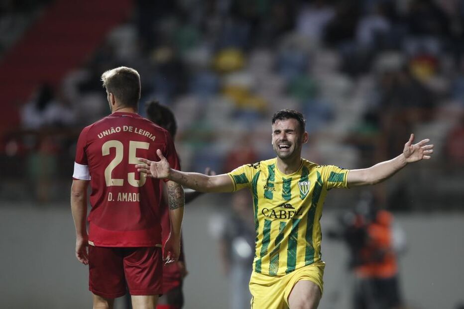 Jogador do Tondela festeja o golo contra a União de Leiria durante o jogo de futebol da 34.ª jornada da II Liga de futebol