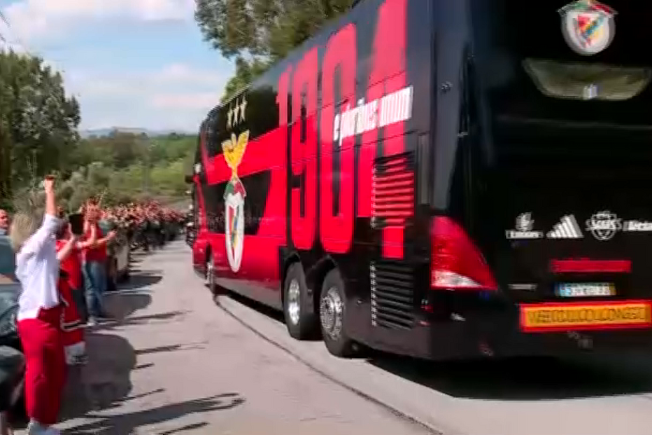 Autocarro do Benfica chega ao Estádio do SP. Braga