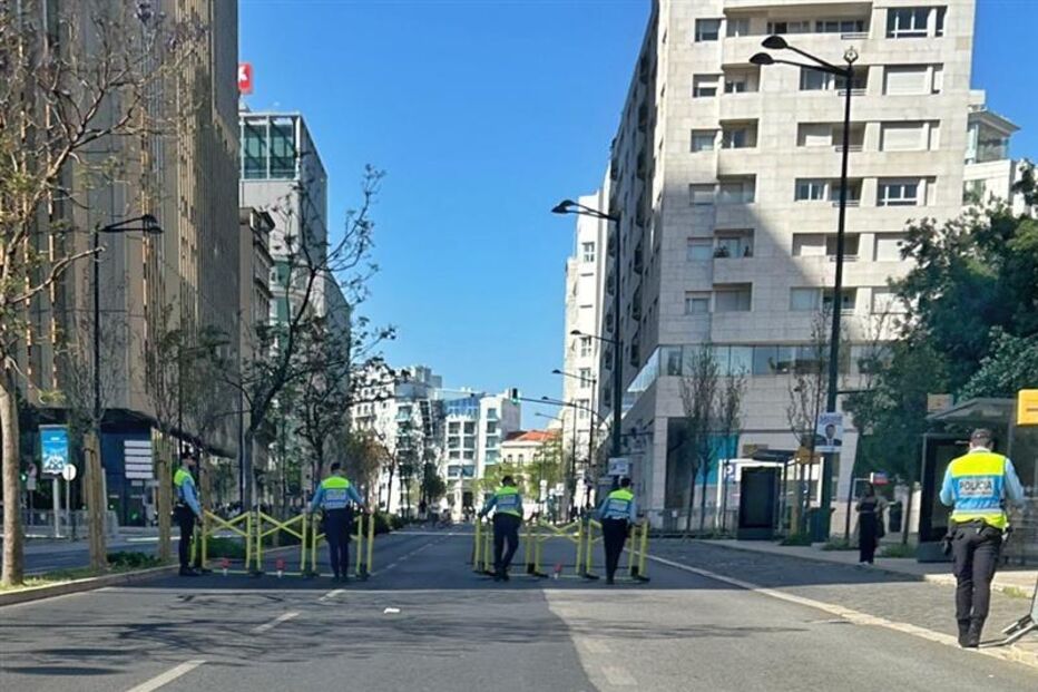 PSP utiliza bloqueadores de automóveis com perfuradores de pneus para reforçar segurança no acesso ao Marquês