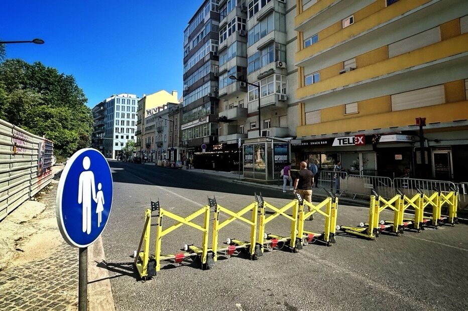 PSP utiliza bloqueadores de automóveis com perfuradores de pneus para reforçar segurança no acesso ao Marquês