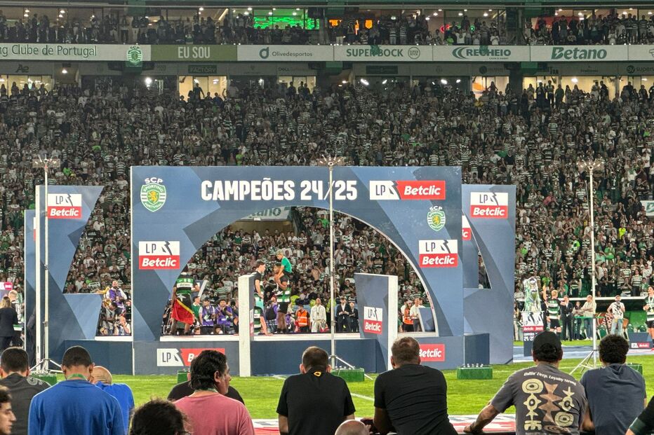 Jogadores do Sporting sobem ao palco para receber medalhas