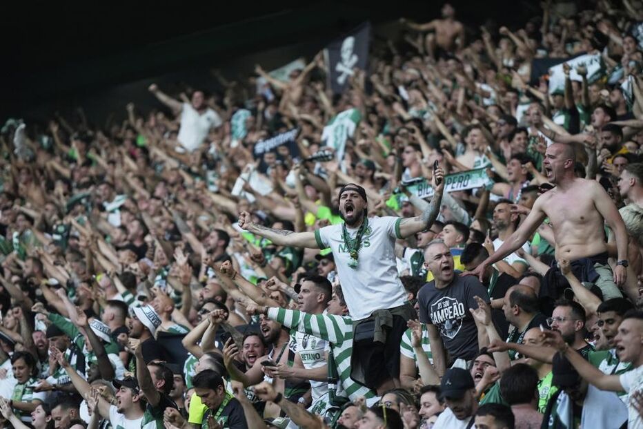 Emoção, sorrisos e selfies: as imagens dos festejos do Sporting ao sagrar-se bicampeão