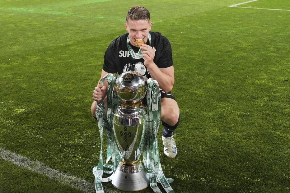 Emoção, sorrisos e selfies: as imagens dos festejos do Sporting ao sagrar-se bicampeão