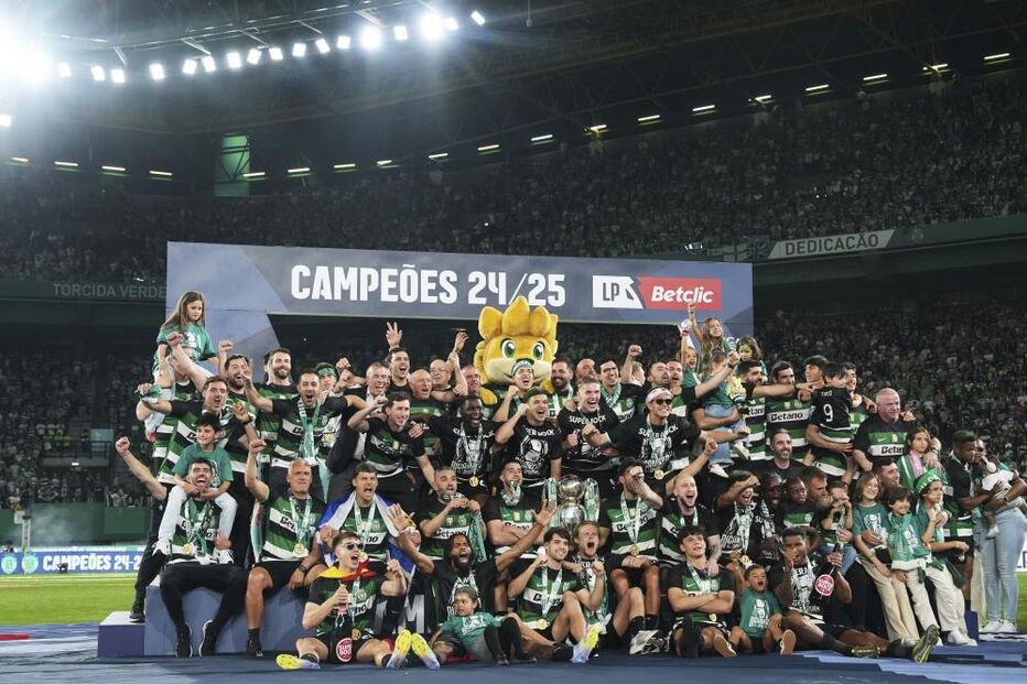 Emoção, sorrisos e selfies: as imagens dos festejos do Sporting ao sagrar-se bicampeão