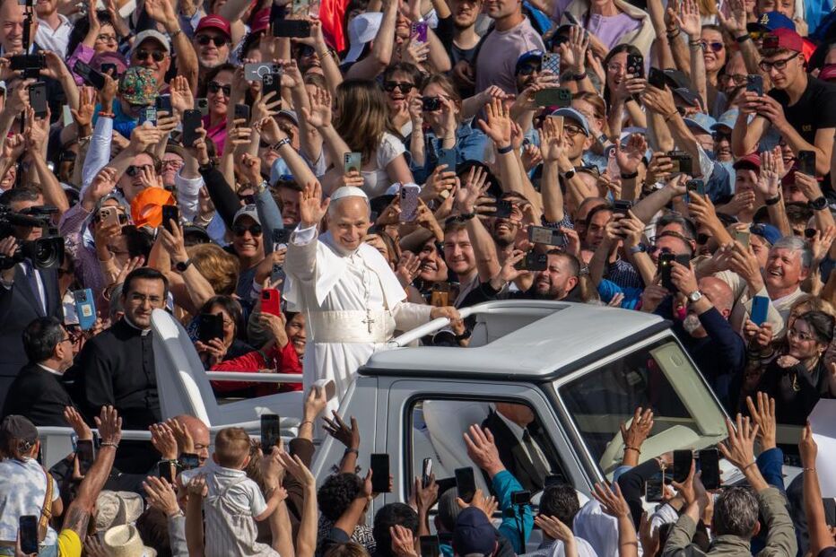 Leão XIV com os fiéis na Praça de S. Pedro