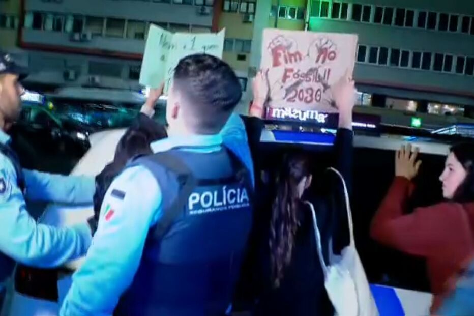 PSP chamada à sede da AD. Jovens ativistas gritam e recusam sair do local 