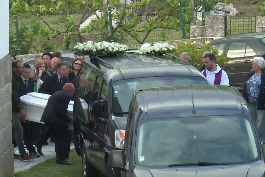 Dezenas de pessoas no funeral