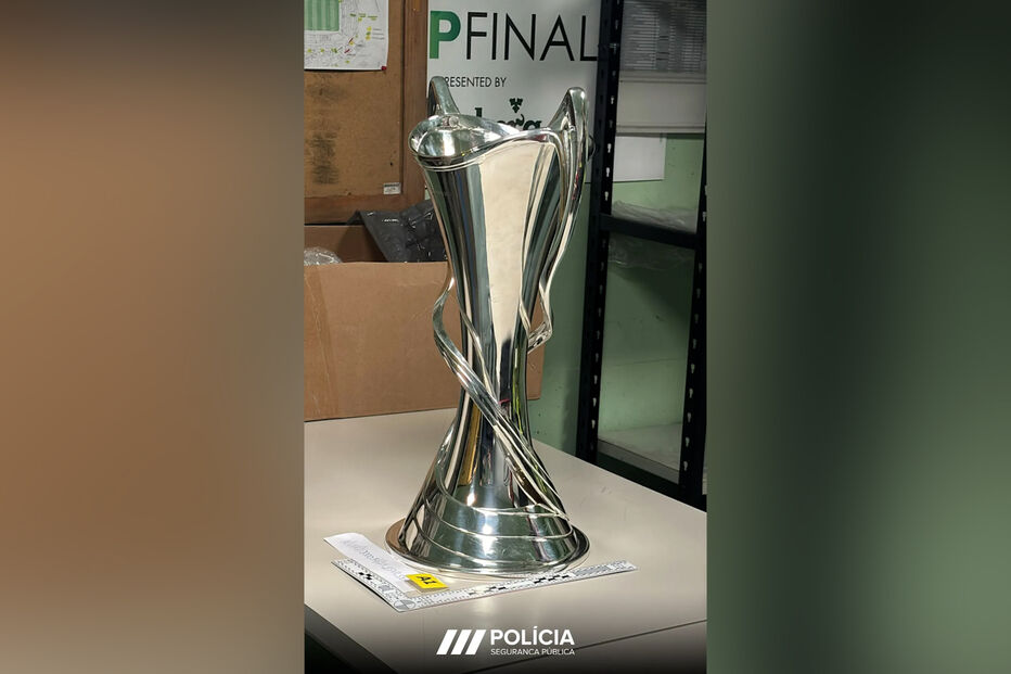 Taça da 'Champions' feminina que foi furtada