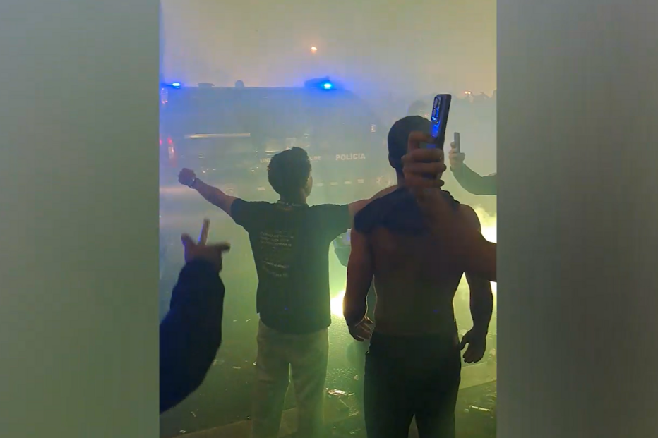 Imagens da carga policial no Saldanha na noite dos festejos do título do Sporting