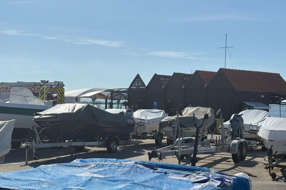 Incêndio deflagra em casas de madeira do clube de vela da Murtosa