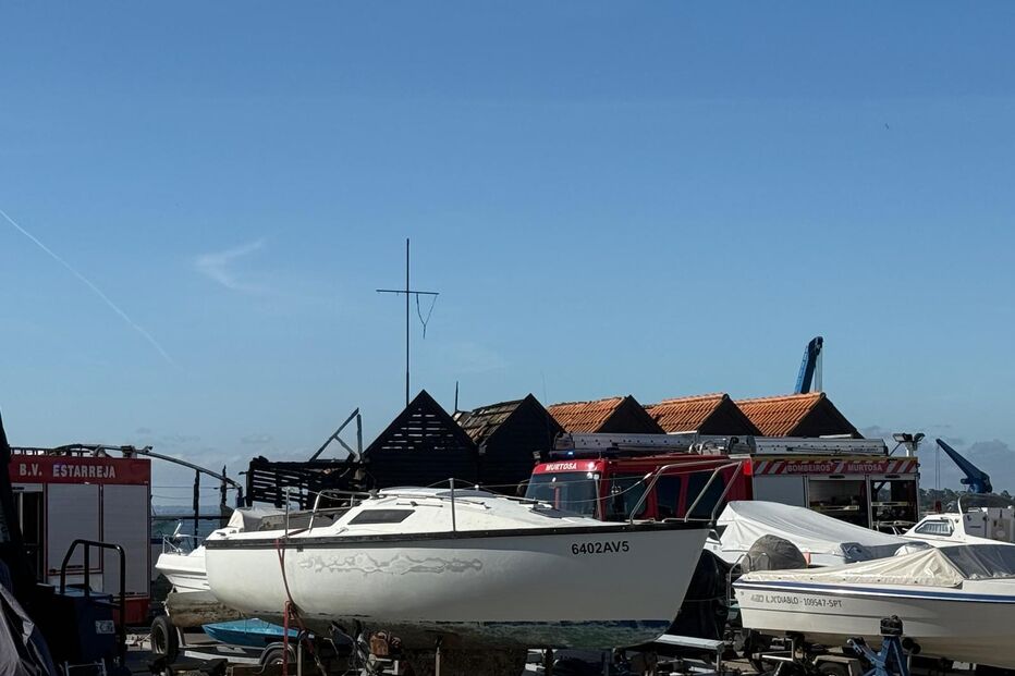 Incêndio deflagra em casas de madeira do clube de vela da Murtosa