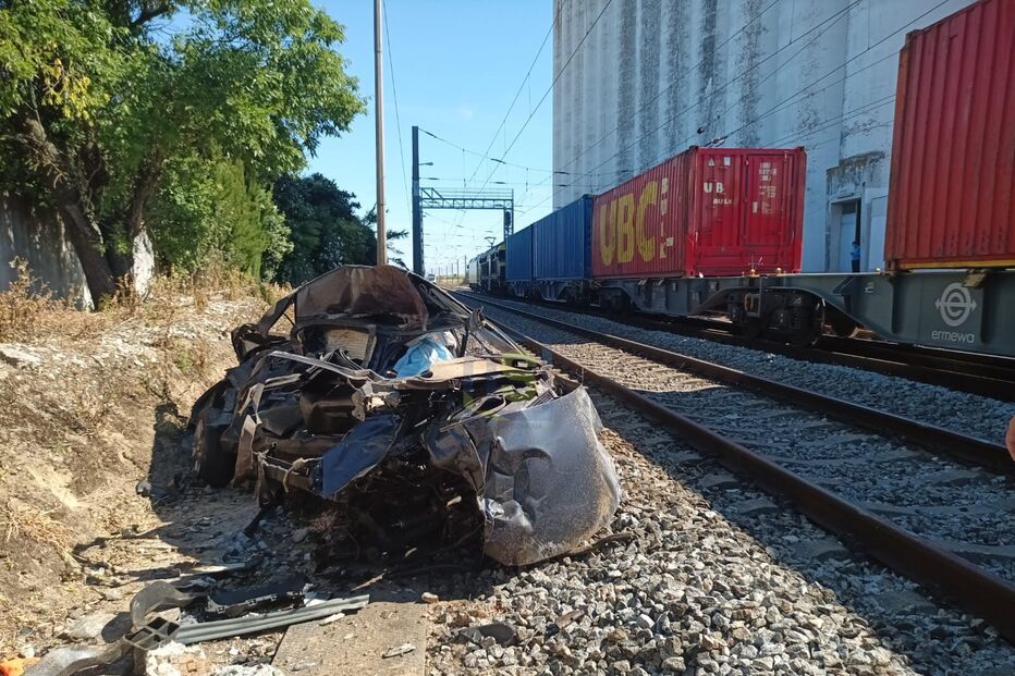 Colisão entre comboio Alfa Pendular e carro em Santarém. Há um morto