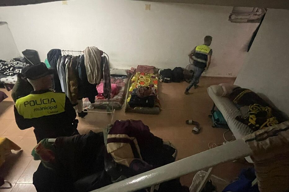 Intervenção da Polícia Municipal num alojamento clandestino em Arroios, Lisboa