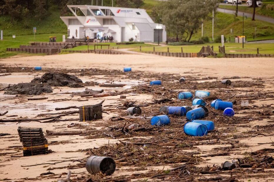 Town Beach coberta de detritos, em Port Macquarie, Nova Gales do Sul
