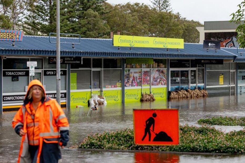 Pessoas na costa leste da Austrália estão a ficar isoladas pela água