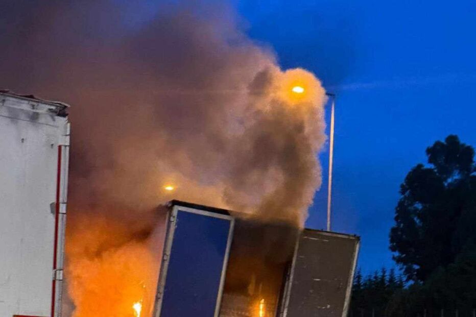 Galera de camião arde na área de serviço da A23 em Castelo Branco