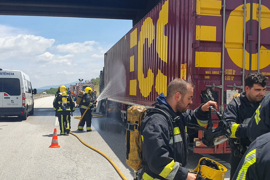 Galera de camião que transportava sofás consumida pelas chamas em Condeixa a Nova