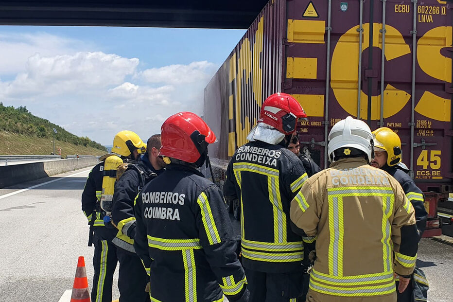 Galera de camião que transportava sofás consumida pelas chamas em Condeixa a Nova