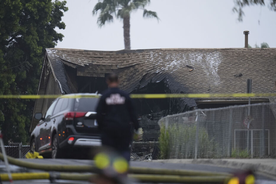 Pequeno avião despenha-se em bairro de San Diego e incendeia 15 casas e veículos