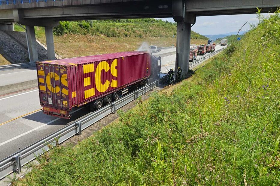 Galera de camião que transportava sofás consumida pelas chamas em Condeixa a Nova