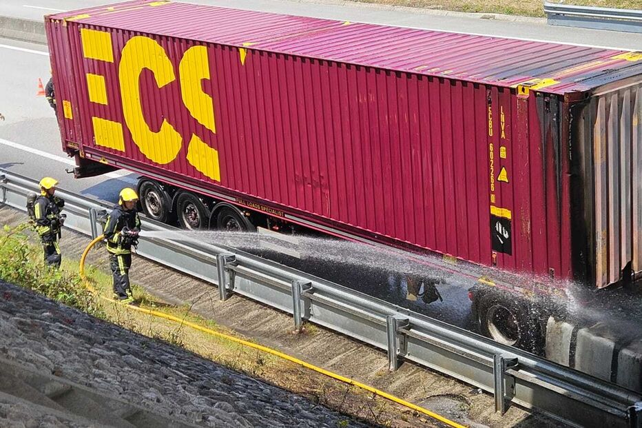 Galera de camião que transportava sofás consumida pelas chamas em Condeixa a Nova