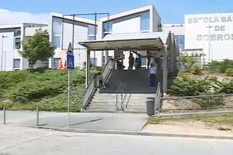 Dois primos menores foram abandonados junto à porta de centro escolar em Paredes