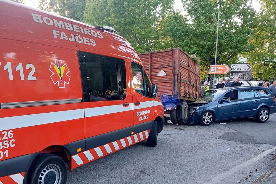 Homem de 67 anos gravemente ferido em colisão entre trator e carro em Arouca